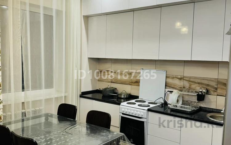 2-комнатная квартира · 70 м² · 9/15 этаж, мкр Юго-Восток, Шахтеров 52Б за 12 000 〒 в Караганде, Казыбек би р-н — фото 2