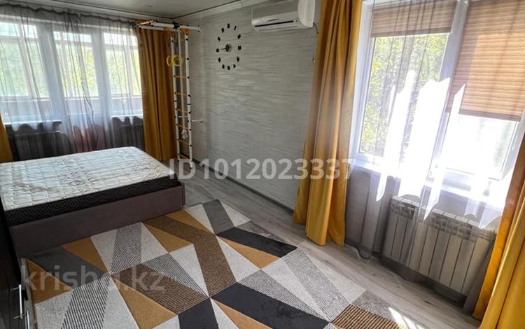 2-комнатная квартира · 42 м² · 3/5 этаж, Аманжолова — проспект Достык , Алии Молдагуловой за 150 000 ₸ в Уральске — фото 2