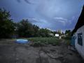 Отдельный дом · 4 комнаты · 93 м² · 12 сот., Лесопильная 124 — Би-Боранбай көшесімен келе жатып, “Нахаловка” жанармай құю бекетінен оңға бұрылады. Жанында мектеп пен сауда-ойын-сауық орталығы орналасқан. за 20 млн ₸ в Семее — фото 3