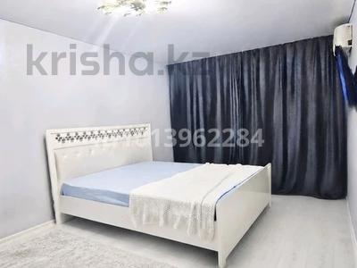 1-комнатная квартира · 57 м² · 4/9 этаж, мкр Строитель 43 — По Шолохова. за 10 000 ₸ в Уральске