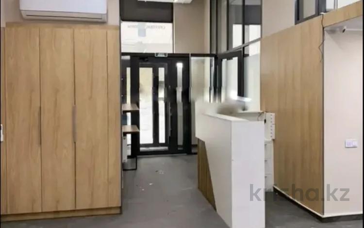 Свободное назначение, офисы, магазины и бутики, общепит, салоны красоты, медцентры и аптеки, образование, развлечения, конференц-залы, кабинеты и рабочие места, студии · 130 м² за 1.4 млн ₸ в Астане — фото 2