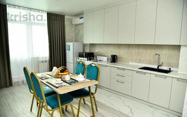 2-бөлмелі пәтер · 70 м² · 18/25 қабат, мкр 11 112 в, бағасы: 18 000 ₸ в Актобе — фото 2