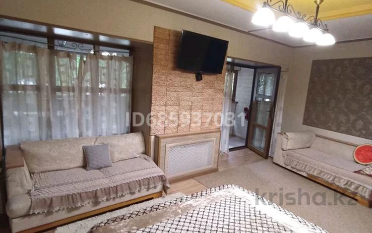 1-бөлмелі пәтер · 50 м² · 2/5 қабат, Шевченко 123 — Муратбаева, бағасы: 15 000 ₸ в Алматы, Алмалинский р-н — фото 2