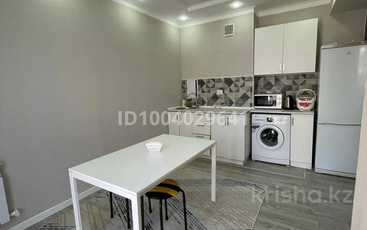 1-бөлмелі пәтер · 40 м² · 3/10 қабат, 16-ш/а. 63, бағасы: 15 000 ₸ в Актау, 16-й мкр  — фото 2