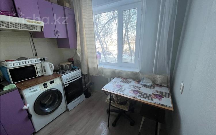 1-комнатная квартира · 35 м² · 2/5 этаж, Пришахтинск, 22й микрорайон за 9.5 млн ₸ в Караганде, Алихана Бокейханова р-н — фото 2