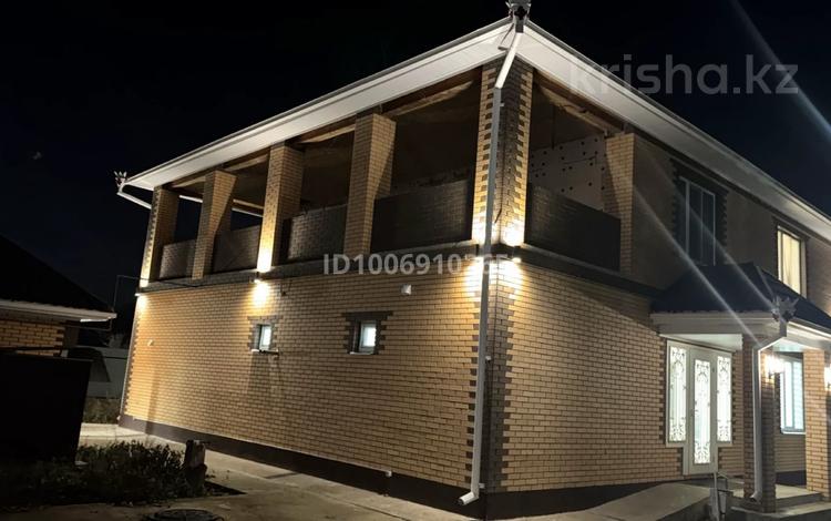 Дом · 5 комнат · 230 м², Мичуринская 86 — Set Sail park за 60 000 〒 в Уральске — фото 2