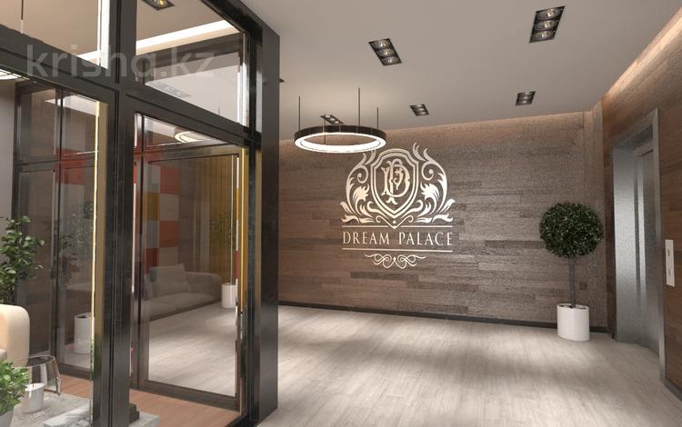 Лестница двухмаршевая деревянная на второй этаж в частном доме. П образная лестница. Мфк манхэттен новосибирск. Двухэтажный частный дом внутри. Евроремонт квартиры.