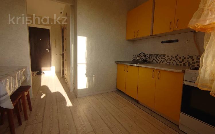 1-комнатная квартира, 37 м², 4/5 этаж, мкр 8 за 10.2 млн 〒 в Актобе, мкр 8 — фото 2