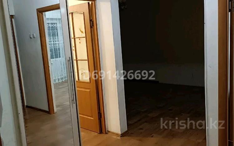 3-комнатная квартира, 61 м², 2/4 этаж, Сагындыкова 8 — угол Жданова за 23.1 млн 〒 в Таразе — фото 2
