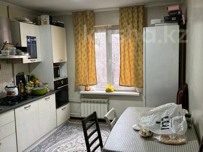 3-комнатная квартира, 70 м², 3/5 этаж, мкр Аксай-3Б 7 за 40.5 млн 〒 в Алматы, Ауэзовский р-н