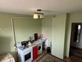 2-комнатная квартира · 55 м² · 5/5 этаж, мкр Арай-2 18 — Сдам 2-комнатную квартиру в мкр. Арай-2 Сдается просторная и светлая 2-комнатная квартира на 5 этаже. В квартире выполнен свежий косметический ремонт. Комнаты просторные и светлые, установлены пластиковые окна, металлическая входная дверь. Есть балкон. Имеется необходимое для проживания: * газовая плита; * кухонный гарнитур; * стол и стулья; * шкаф для одежды; * ванна и санузел. Чистый подъезд, спокойные соседи. Рядом находятся школы, детские сады, магазины, аптеки, остановки общественного транспорта. Квартира сдается на длительный срок порядочным и ответственным жильцам. за 100 000 ₸ в Таразе — фото 6