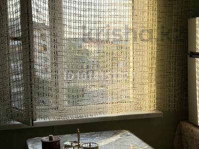 2-комнатная квартира · 55 м² · 5/5 этаж, мкр Арай-2 18 — Сдам 2-комнатную квартиру в мкр. Арай-2 Сдается просторная и светлая 2-комнатная квартира на 5 этаже. В квартире выполнен свежий косметический ремонт. Комнаты просторные и светлые, установлены пластиковые окна, металлическая входная дверь. Есть балкон. Имеется необходимое для проживания: * газовая плита; * кухонный гарнитур; * стол и стулья; * шкаф для одежды; * ванна и санузел. Чистый подъезд, спокойные соседи. Рядом находятся школы, детские сады, магазины, аптеки, остановки общественного транспорта. Квартира сдается на длительный срок порядочным и ответственным жильцам. за 100 000 ₸ в Таразе