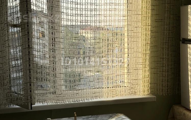 2-комнатная квартира · 55 м² · 5/5 этаж, мкр Арай-2 18 — Сдам 2-комнатную квартиру в мкр. Арай-2 Сдается просторная и светлая 2-комнатная квартира на 5 этаже. В квартире выполнен свежий косметический ремонт. Комнаты просторные и светлые, установлены пластиковые окна, металлическая входная дверь. Есть балкон. Имеется необходимое для проживания: * газовая плита; * кухонный гарнитур; * стол и стулья; * шкаф для одежды; * ванна и санузел. Чистый подъезд, спокойные соседи. Рядом находятся школы, детские сады, магазины, аптеки, остановки общественного транспорта. Квартира сдается на длительный срок порядочным и ответственным жильцам. за 100 000 ₸ в Таразе — фото 7