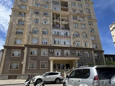 4-комнатная квартира · 145 м² · 7/9 этаж, 31Б мкр 3 — Продается 4-комнатная квартира в Актау, 32Б мкр, дом 3. 7/9 этаж, общая площадь — 145 м². Квартира объединена из двух 2-комнатных квартир, удобная и просторная планировка. • Большой зал — 40 м² • 2 санузла • 4 кондиционера • Посудомоечная машина Bosch • Двухдверный холодильник Samsung • Вся мебель и техника остаются, кроме 2 телевизоров Квартира чистая, светлая, очень просторная. Подходит как за наличный расчет, так и в ипотеку. Тел: 87751514555 Нуржамал за 52 млн ₸