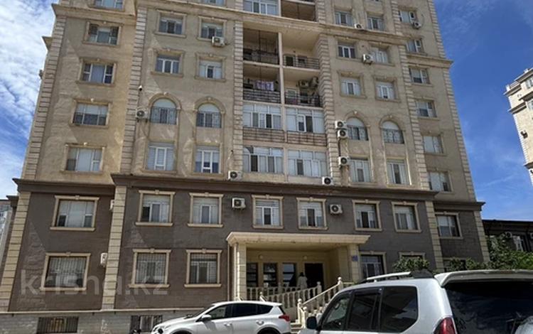 4-комнатная квартира · 145 м² · 7/9 этаж, 31Б мкр 3 — Продается 4-комнатная квартира в Актау, 32Б мкр, дом 3. 7/9 этаж, общая площадь — 145 м². Квартира объединена из двух 2-комнатных квартир, удобная и просторная планировка. • Большой зал — 40 м² • 2 санузла • 4 кондиционера • Посудомоечная машина Bosch • Двухдверный холодильник Samsung • Вся мебель и техника остаются, кроме 2 телевизоров Квартира чистая, светлая, очень просторная. Подходит как за наличный расчет, так и в ипотеку. Тел: 87751514555 Нуржамал за 52 млн ₸ — фото 2