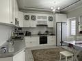 4-комнатная квартира · 145 м² · 7/9 этаж, 31Б мкр 3 — Продается 4-комнатная квартира в Актау, 32Б мкр, дом 3. 7/9 этаж, общая площадь — 145 м². Квартира объединена из двух 2-комнатных квартир, удобная и просторная планировка. • Большой зал — 40 м² • 2 санузла • 4 кондиционера • Посудомоечная машина Bosch • Двухдверный холодильник Samsung • Вся мебель и техника остаются, кроме 2 телевизоров Квартира чистая, светлая, очень просторная. Подходит как за наличный расчет, так и в ипотеку. Тел: 87751514555 Нуржамал за 52 млн ₸ — фото 13