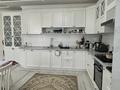 4-комнатная квартира · 145 м² · 7/9 этаж, 31Б мкр 3 — Продается 4-комнатная квартира в Актау, 32Б мкр, дом 3. 7/9 этаж, общая площадь — 145 м². Квартира объединена из двух 2-комнатных квартир, удобная и просторная планировка. • Большой зал — 40 м² • 2 санузла • 4 кондиционера • Посудомоечная машина Bosch • Двухдверный холодильник Samsung • Вся мебель и техника остаются, кроме 2 телевизоров Квартира чистая, светлая, очень просторная. Подходит как за наличный расчет, так и в ипотеку. Тел: 87751514555 Нуржамал за 52 млн ₸ — фото 14