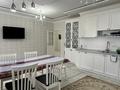4-комнатная квартира · 145 м² · 7/9 этаж, 31Б мкр 3 — Продается 4-комнатная квартира в Актау, 32Б мкр, дом 3. 7/9 этаж, общая площадь — 145 м². Квартира объединена из двух 2-комнатных квартир, удобная и просторная планировка. • Большой зал — 40 м² • 2 санузла • 4 кондиционера • Посудомоечная машина Bosch • Двухдверный холодильник Samsung • Вся мебель и техника остаются, кроме 2 телевизоров Квартира чистая, светлая, очень просторная. Подходит как за наличный расчет, так и в ипотеку. Тел: 87751514555 Нуржамал за 52 млн ₸ — фото 15