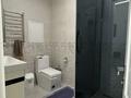 4-комнатная квартира · 145 м² · 7/9 этаж, 31Б мкр 3 — Продается 4-комнатная квартира в Актау, 32Б мкр, дом 3. 7/9 этаж, общая площадь — 145 м². Квартира объединена из двух 2-комнатных квартир, удобная и просторная планировка. • Большой зал — 40 м² • 2 санузла • 4 кондиционера • Посудомоечная машина Bosch • Двухдверный холодильник Samsung • Вся мебель и техника остаются, кроме 2 телевизоров Квартира чистая, светлая, очень просторная. Подходит как за наличный расчет, так и в ипотеку. Тел: 87751514555 Нуржамал за 52 млн ₸ — фото 29