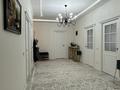 4-комнатная квартира · 145 м² · 7/9 этаж, 31Б мкр 3 — Продается 4-комнатная квартира в Актау, 32Б мкр, дом 3. 7/9 этаж, общая площадь — 145 м². Квартира объединена из двух 2-комнатных квартир, удобная и просторная планировка. • Большой зал — 40 м² • 2 санузла • 4 кондиционера • Посудомоечная машина Bosch • Двухдверный холодильник Samsung • Вся мебель и техника остаются, кроме 2 телевизоров Квартира чистая, светлая, очень просторная. Подходит как за наличный расчет, так и в ипотеку. Тел: 87751514555 Нуржамал за 52 млн ₸ — фото 49