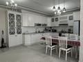 4-комнатная квартира · 145 м² · 7/9 этаж, 31Б мкр 3 — Продается 4-комнатная квартира в Актау, 32Б мкр, дом 3. 7/9 этаж, общая площадь — 145 м². Квартира объединена из двух 2-комнатных квартир, удобная и просторная планировка. • Большой зал — 40 м² • 2 санузла • 4 кондиционера • Посудомоечная машина Bosch • Двухдверный холодильник Samsung • Вся мебель и техника остаются, кроме 2 телевизоров Квартира чистая, светлая, очень просторная. Подходит как за наличный расчет, так и в ипотеку. Тел: 87751514555 Нуржамал за 52 млн ₸ — фото 8