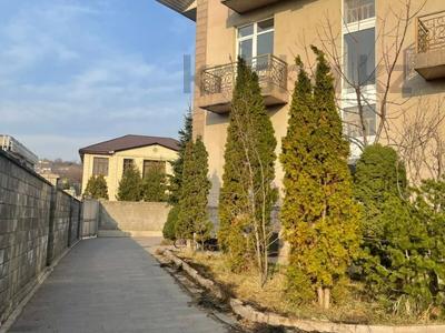 Жеке үй · 7 бөлме · 750 м², мкр Коктобе, Кыз Жибек 121 — Омаровой, бағасы: 2 млн 〒 в Алматы, Медеуский р-н