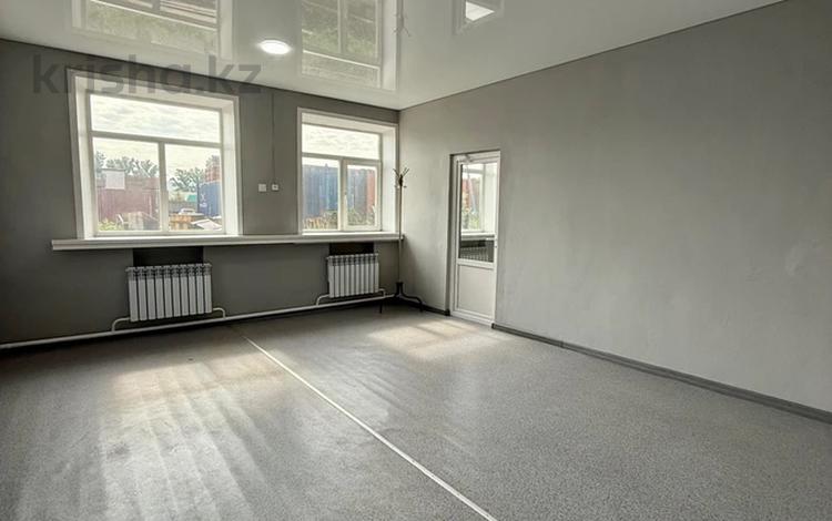 Свободное назначение, офисы, магазины и бутики, склады, кабинеты и рабочие места · 250 м² за 600 000 〒 в Усть-Каменогорске — фото 2