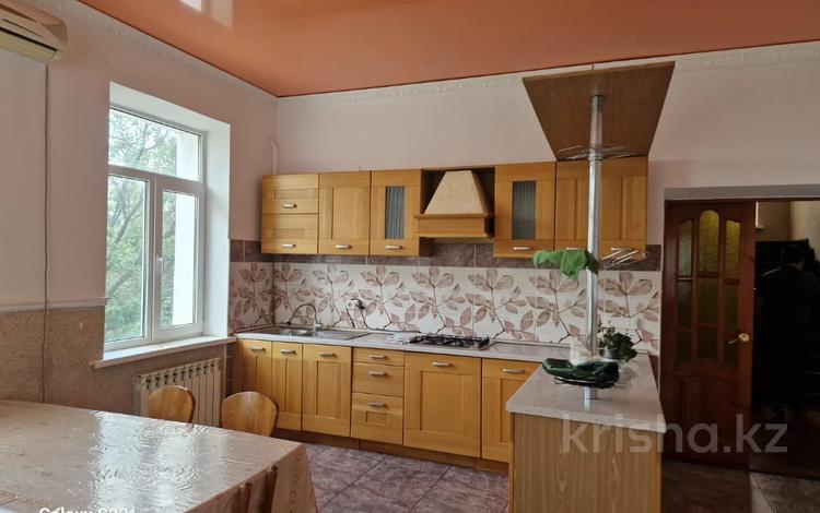 Отдельный дом · 6 комнат · 320 м² · 10 сот., мкр Атырау-2, Мкр Атырау за 53 млн 〒 в мкр	Атырау-2 — фото 2