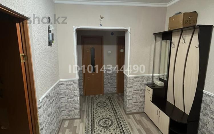 3-бөлмелі пәтер · 70 м² · 2/2 қабат, Геолог -ш/а., Ануарбек Аккулов 44, бағасы: 13.5 млн ₸ в Атырау, мкр Геолог — фото 2