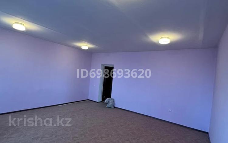 Офисы, склады · 35 м² за 87 500 〒 в Актобе, мкр. Курмыш — фото 2