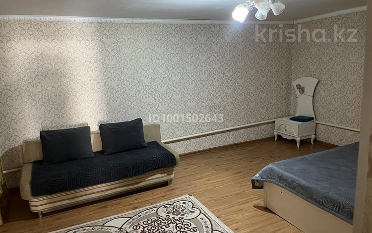1-комнатная квартира · 65 м² · 1/4 этаж, 2 мкр 11 за 2 000 〒 в Жанаозен — фото 8