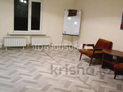 2-комнатный дом помесячно, 100 м², 1 сот., мкр Кенсай, Горводопровод 32 — Мустафа Шокай за 220 000 〒 в Алматы, Медеуский р-н