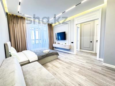 1-бөлмелі пәтер, 50 м² тәулік бойы, Туран 41/1, бағасы: 18 000 〒 в Астане, Есильский р-н