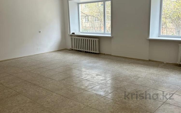 Офисы, магазины и бутики, салоны красоты, медцентры и аптеки, образование, кабинеты и рабочие места, студии · 400 м² за 880 000 〒 в Житикаре — фото 2