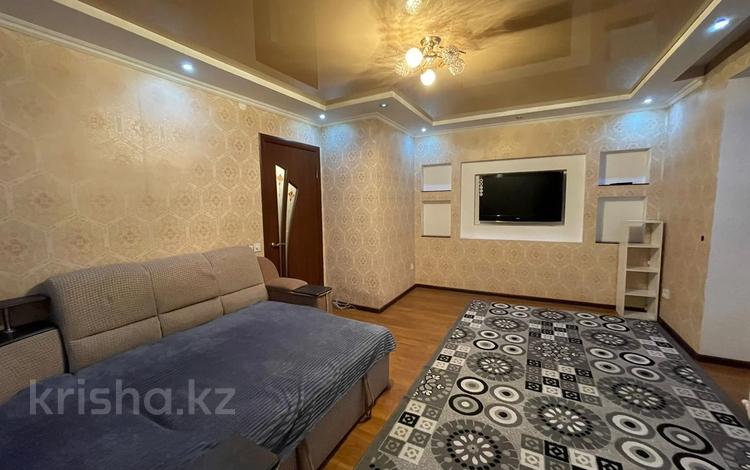 1-комнатная квартира, 32 м², 3/5 этаж посуточно, Самал за 8 000 〒 в Талдыкоргане — фото 2