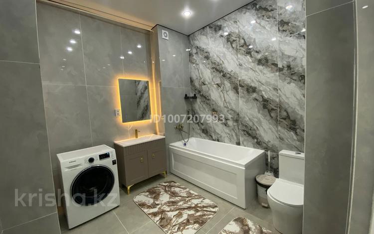 2-комнатная квартира · 60 м² · 7/9 этаж, мкр Акбулак, Төле би 118 за 230 000 ₸ в Таразе — фото 2