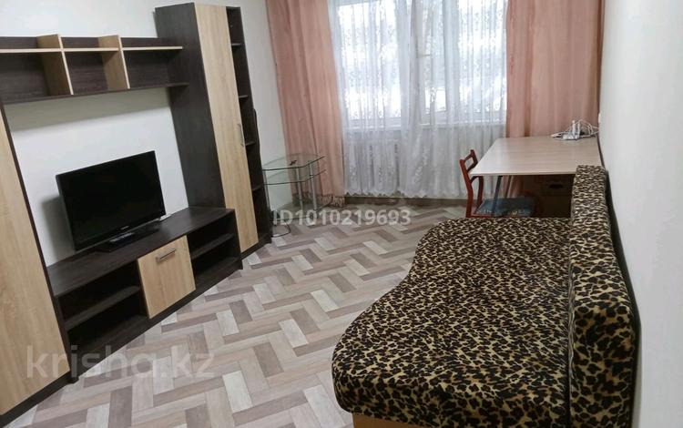 1-комнатная квартира · 30 м² · 1/5 этаж, мкр Юго-Восток, Мкр Юго-Восток, 27й микрорайон 3 за 135 000 〒 в Караганде, Казыбек би р-н — фото 2