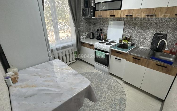 3-бөлмелі пәтер, 60 м², 2/4 қабат, Желтоксан 11 — Молдагулова, бағасы: 18 млн 〒 в Балхаше — фото 2