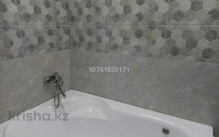 2-комнатная квартира · 50 м² · 5/5 этаж, мкр. Алтын орда, Алии Молдагуловой 64 — Возле обл гаи за 150 000 ₸ в Актобе — фото 2