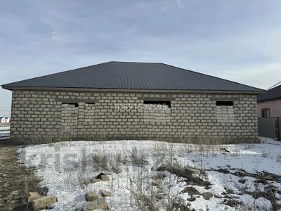 Отдельный дом · 4 комнаты · 184 м² · 10 сот., мкр Береке, Ахмет Яссауи 34 за 12 млн 〒 в Атырау