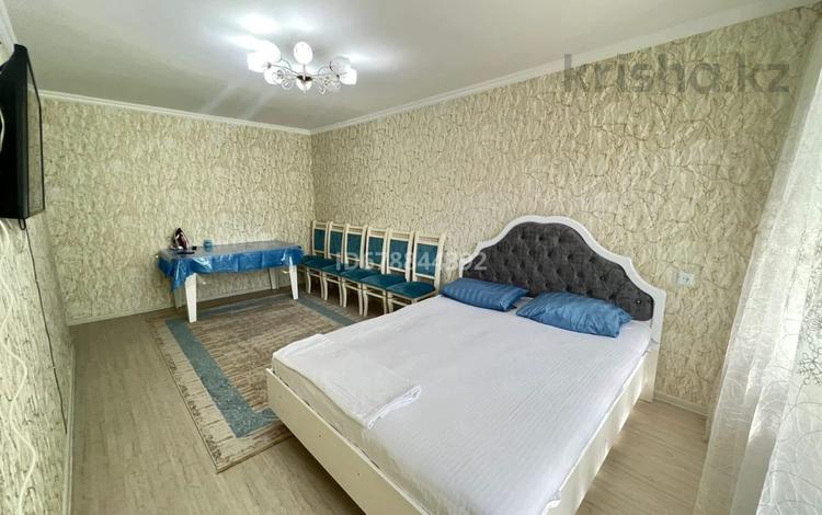 2-комнатная квартира, 48 м², 1/5 этаж посуточно, Кабанбай батыра 16 за 12 000 〒 в Шымкенте, Аль-Фарабийский р-н — фото 2