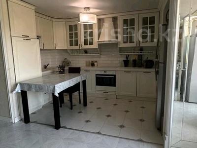 4-комнатная квартира · 90 м² · 4/10 этаж, Бухар-жырау 76 за 29.7 млн 〒 в Караганде, Казыбек би р-н