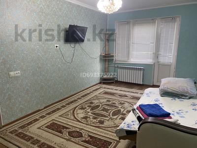 1-комнатная квартира, 45 м², 3/5 этаж посуточно, Баймуханова 43 за 8 000 〒 в Атырау, мкр Привокзальный-1