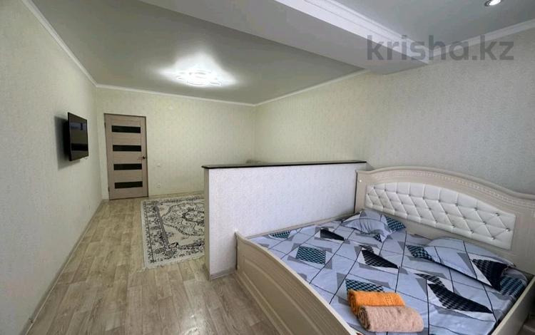 1-комнатная квартира, 45 м², 5/5 этаж посуточно, мкр. Алтын орда 38 — Тауелсиздик 12 за 10 000 〒 в Актобе, мкр. Алтын орда — фото 11