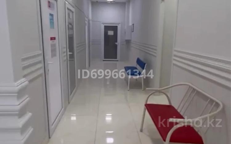 Медцентры и аптеки · 100 м² за 600 000 〒 в Актау, 7-й мкр — фото 2