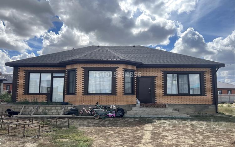 Отдельный дом · 5 комнат · 200 м² · 10 сот., Республика 606 — Детская площадка перед домом за 70 млн ₸ в Хромтау — фото 2