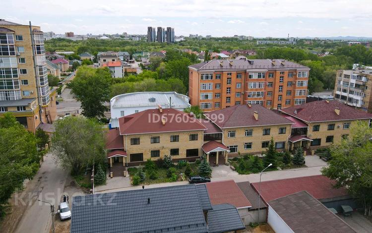 Отдельный дом • 6 комнат • 300 м² • , Аманжолова за 260 млн 〒 в Караганде — фото 3