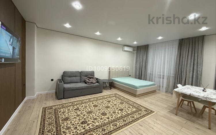 1-бөлмелі пәтер · 55 м² · 8/10 қабат, Абая 26 26/2, бағасы: 250 000 ₸ в Атырау — фото 2
