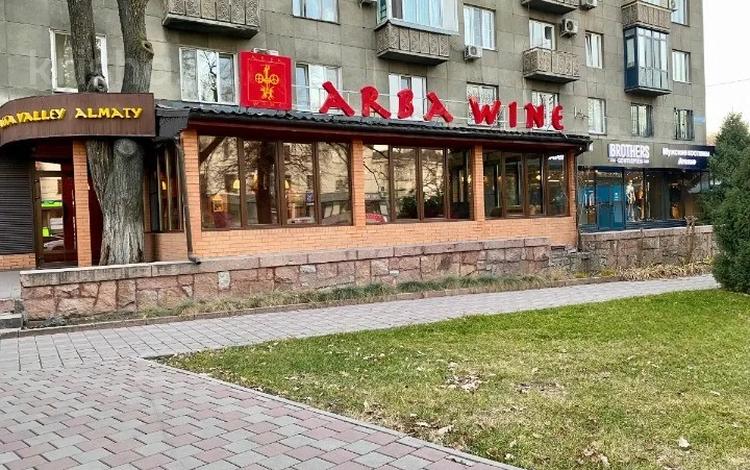 Еркін, кеңселер, дүкендер мен бутиктер, қоғамдық тамақтану орны, сұлулық салондары, медорталықтар мен дәріханалар, білім орталықтары, ойын-сауық · 811 м², бағасы: 770 млн ₸ в Алматы, Алмалинский р-н — фото 23