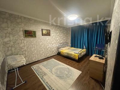 1-комнатная квартира, 45 м², 2/5 этаж посуточно, мкр Мамыр-1 11 за 15 000 〒 в Алматы, Ауэзовский р-н